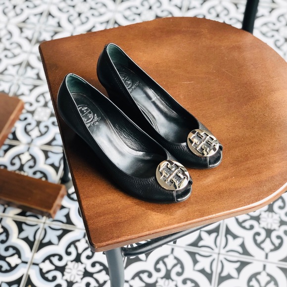 SOLD! TORY BURCH Black Gold Chelsea Wedge 7.5 - Picture 2 of 6